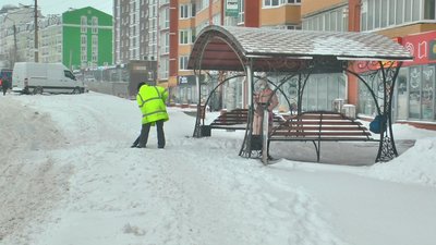 З майже 300 зупинок громадського транспорту, 140 прибирає КП "Електротранс", каже його нинішній керівник Олексій Ковтун. Додає: сьогодні прибирали з 5 ранку. Фото: Суспільне. Поділля. З майже 300 зупинок громадського транспорту, 140 прибирає КП "Електротранс", каже його нинішній керівник Олексій Ковтун. Додає: сьогодні прибирали з 5 ранку. Фото: Суспільне. Поділля.