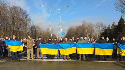 Представники влади тримають прапори фото: Суспільне Представники влади тримають прапори фото: Суспільне