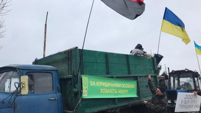 Волинські фермери перекрили дорогу через закон про ринок землі Волинські фермери перекрили дорогу через закон про ринок землі