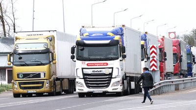 Черга вантажівок на Порубному Черга вантажівок на Порубному