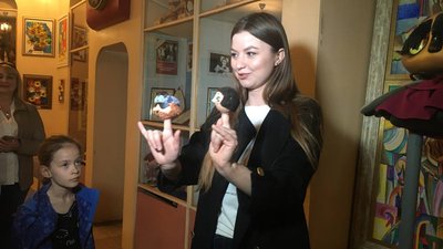 Цех, де виготовляють ляльки: у Тернополі для дітей-переселенців організували екскурсію Цех, де виготовляють ляльки: у Тернополі для дітей-переселенців організували екскурсію