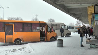 Маршуртні автобуси стоять на автостанції Маршуртні автобуси стоять на автостанції