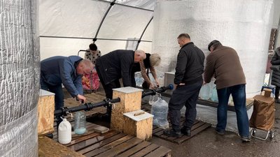 Через запах миколаївці частіше набирають очищену воду з точок роздачі
