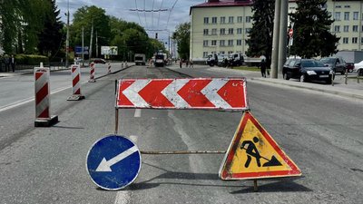 На місці проведення робіт у Тернополі встановили тимчасові дорожні знаки На місці проведення робіт у Тернополі встановили тимчасові дорожні знаки
