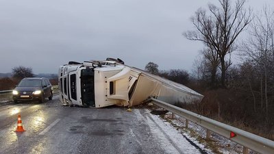 На Чернігівщині перекинулася вантажівка