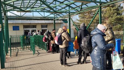 Піша черга на пункті пропуску "Шегині", 22 грудня 2023. Піша черга на пункті пропуску "Шегині", 22 грудня 2023.