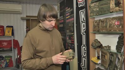 За 10 місяців війни кравець із Луцька пошив більше тисячі медичних сумок для бійців За 10 місяців війни кравець із Луцька пошив більше тисячі медичних сумок для бійців