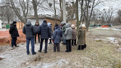 Провалля колектора на вулиці Гожулівська у Полтаві:люди протестують Провалля колектора на вулиці Гожулівська у Полтаві:люди протестують