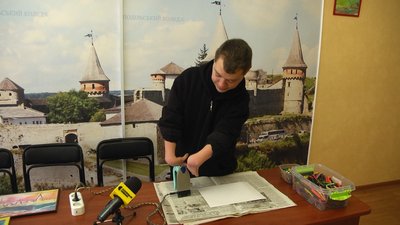 Техніку малювання праскою Кирило опанував, коли навчався в Олешківському інтернаті. 8 грудня 2022 рік Техніку малювання праскою Кирило опанував, коли навчався в Олешківському інтернаті. 8 грудня 2022 рік
