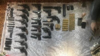 18 пістолетів та револьверів. На Дніпропетровщині заарештували чоловіка, який зберігав арсенал зброї