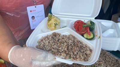 Кухарка Марія Лисюк показує, що приготували на соціальній кухні Кухарка Марія Лисюк показує, що приготували на соціальній кухні