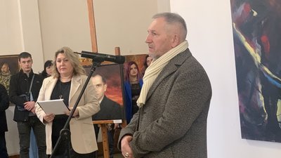 "Невтомлені, нескорені, об’єднані": у Тернополі відкрили виставку про війну