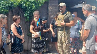 Без світла та газу. Волонтери передали жителям Херсона допомогу Без світла та газу. Волонтери передали жителям Херсона допомогу
