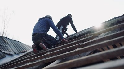 Пошкоджені обстрілами. У Миколаєві відремонтували 109 дахів будинків