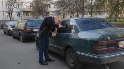 У Луцьку невідомі камінням пошкоджують машини У Луцьку невідомі камінням пошкоджують машини