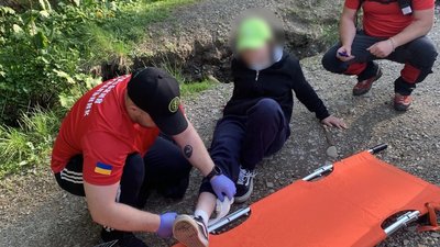 У Карпатах рятувальники знайшли чотирьох заблукалих туристів та допомогли травмованій 14-річній дівчині У Карпатах рятувальники знайшли чотирьох заблукалих туристів та допомогли травмованій 14-річній дівчині