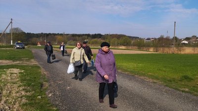 Дачний сезон на Волині: як лучани дістаються до заміських городів і що вирощують