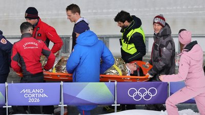 Якоба Мандельбауера на ношах виносять з арени після аварії