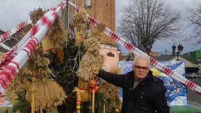 У Вінниці на Європейській площі встановили триметрового дідуха та різдвяні зірки У Вінниці на Європейській площі встановили триметрового дідуха та різдвяні зірки