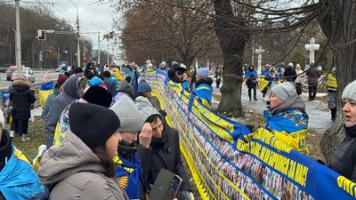 У Вінниці розгорнули прапор із майже шістьма тисячами фотографій полонених і зниклих безвісти військових