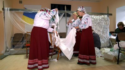 Учасниці вокального ансамблю "Журавлина" під час репетицій плетуть маскувальні сітки для військових Учасниці вокального ансамблю "Журавлина" під час репетицій плетуть маскувальні сітки для військових