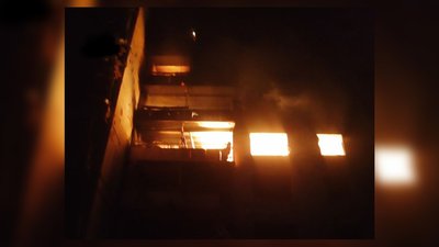 В Оріхові внаслідок обстрілу РФ 6 серпня горіла дев'ятиповерхівка В Оріхові внаслідок обстрілу РФ 6 серпня горіла дев'ятиповерхівка