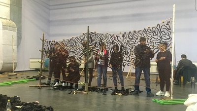 Сім’я харків’ян після переїзду на Полтавщину долучилася до плетіння маскувальних сіток