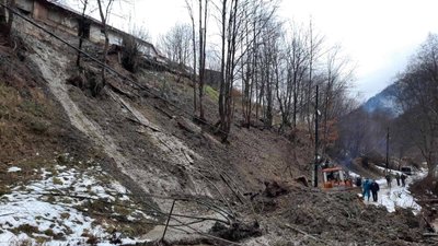 Ґрунт зі схилу з’їхав на дорогу на Закарпатті Ґрунт зі схилу з’їхав на дорогу на Закарпатті