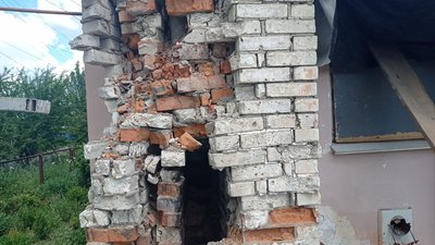 "У руїнах жити не зможу", – мешканці Білопілля ладнають свої будинки, пошкоджені армією РФ "У руїнах жити не зможу", – мешканці Білопілля ладнають свої будинки, пошкоджені армією РФ