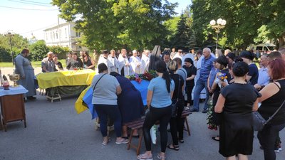 "Не лізь ти в саме пекло": у Полтаві попрощалися із двома воїнами, які загинули на війні