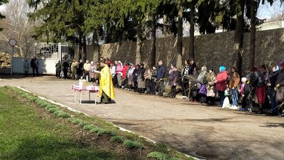 У Путивлі на Сумщині священник ПЦУ освячував вербу біля адміністрації, бо не має приміщення для богослужінь У Путивлі на Сумщині священник ПЦУ освячував вербу біля адміністрації, бо не має приміщення для богослужінь