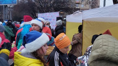 Благодійний забіг у центрі Рівного зібрав понад.... святих Миколаїв Благодійний забіг у центрі Рівного зібрав понад.... святих Миколаїв