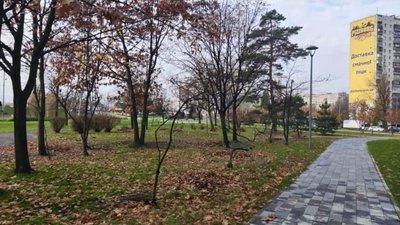 У столичному парку "Кіото" прибрали фортифікаційні об'єкти і відновили зелені зони