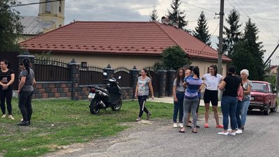 Мирна акція у Глибокому на Закарпатті: люди просять відремонтувати дорогу у селі Мирна акція у Глибокому на Закарпатті: люди просять відремонтувати дорогу у селі