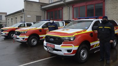 Скільки коштують нові авто волинських рятувальників та в які райони їх передадуть Скільки коштують нові авто волинських рятувальників та в які райони їх передадуть
