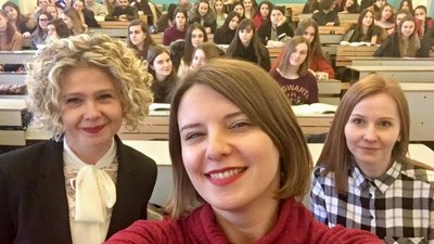 "Англійською про війну в Україні": як та чому викладачка волинського вишу веде відеоблог "Англійською про війну в Україні": як та чому викладачка волинського вишу веде відеоблог