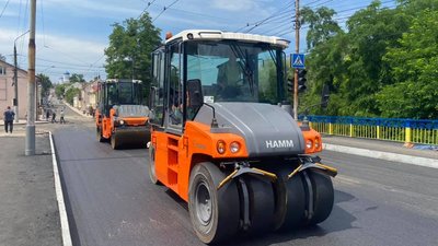 На вулиці Руській у Чернівцях завершили укладати асфальт, відновлять рух тролейбусів