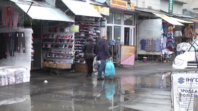 Через підтоплення на ринку продавці зазнають матеріальних збитків Через підтоплення на ринку продавці зазнають матеріальних збитків