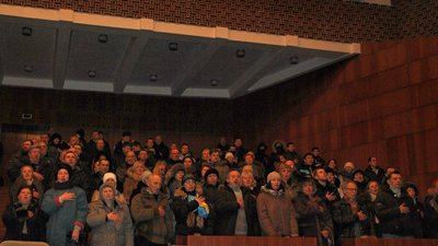 "Мене лежачу били по спині": що відомо про полтавський Євромайдан "Мене лежачу били по спині": що відомо про полтавський Євромайдан