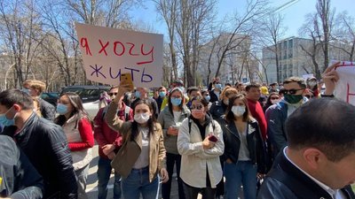 У Киргизстані під час викрадення для вступу в шлюб загинула дівчина. Люди вийшли на мітинг
