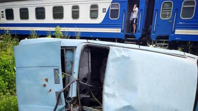 На Прикарпатті під поїзд потрапило авто На Прикарпатті під поїзд потрапило авто