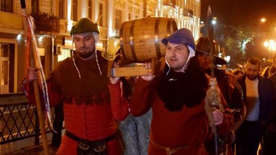Першу бочку вина із цьогорічного врожаю відкрили в Ужгороді