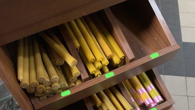 "Попит на товар є": тернопільські продавці про ціни на стрітенські свічки
