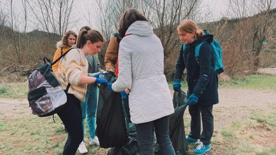 Акцію з прибирання сміття організували волонтери біля ужгородського кар'єру Акцію з прибирання сміття організували волонтери біля ужгородського кар'єру