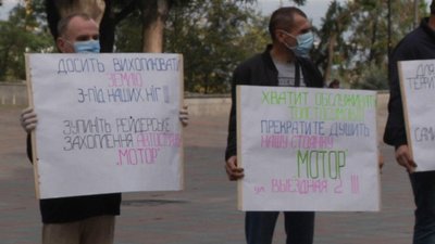Під стінами Одеської міськради мітингували за збереження стоянки, яку суд визнав незаконною Під стінами Одеської міськради мітингували за збереження стоянки, яку суд визнав незаконною