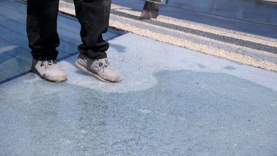 У Києві пошкодили скло на пішохідному мосту