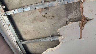 На Тернопільщині мешканці зруйнованих ракетами будинків збирають гроші на ремонти На Тернопільщині мешканці зруйнованих ракетами будинків збирають гроші на ремонти