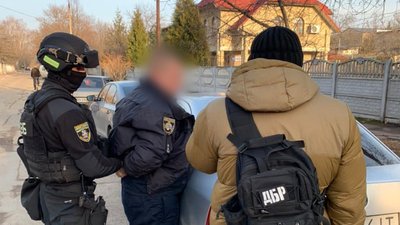 На Дніпропетровщині заступника начальника відділу поліції викрили на хабарі у 10 000 гривень