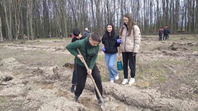 Учні Барського ліцею №2 долучилися до озеленення Вінниччини Учні Барського ліцею №2 долучилися до озеленення Вінниччини