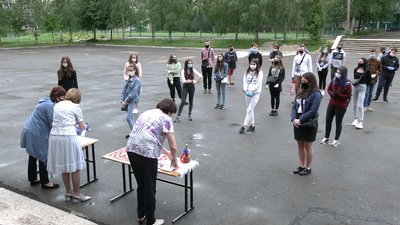 Дистанція, маски й рукавички: як учням рівненської школи свідоцтва вручали. РЕПОРТАЖ